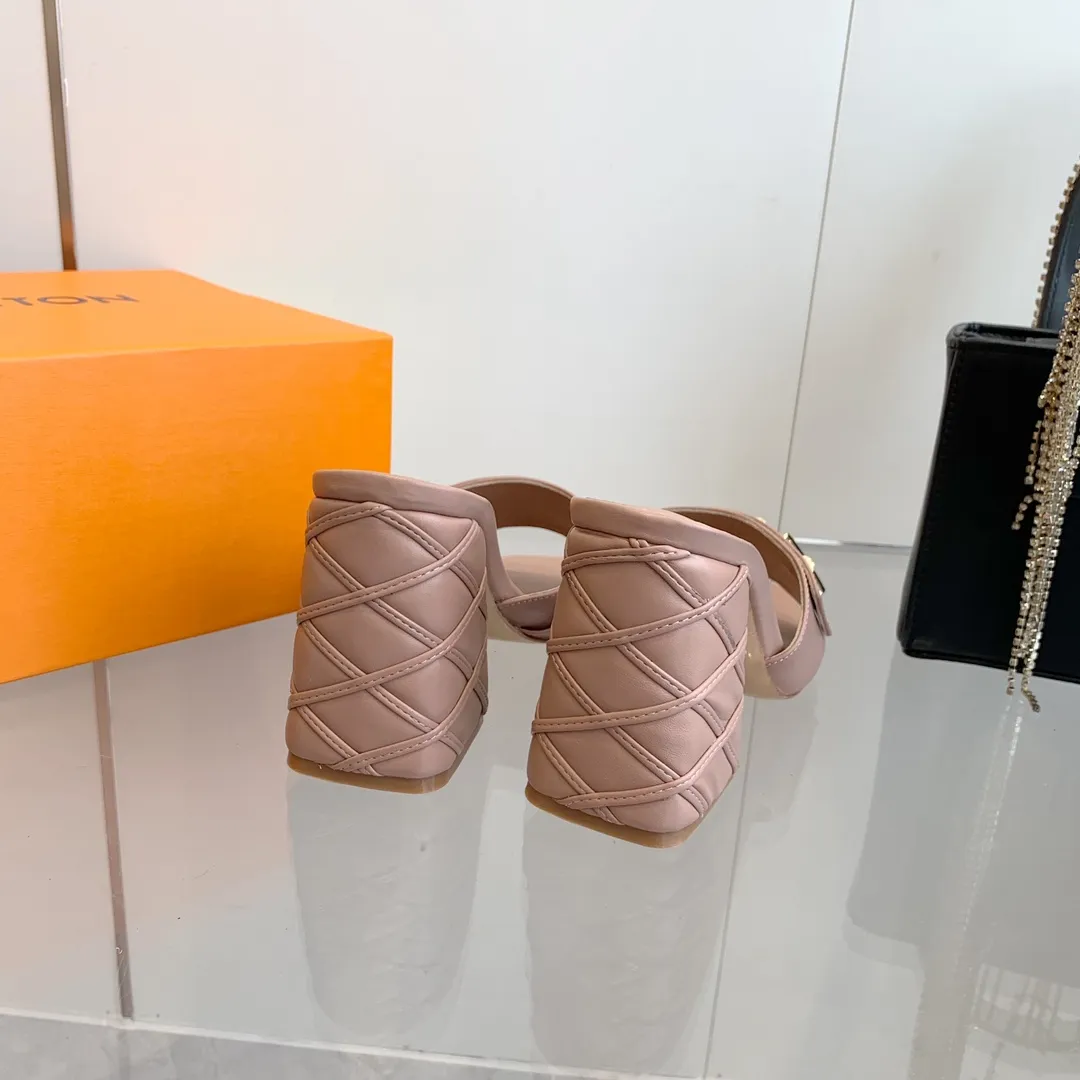 👟👟Ex-factory price 520👟👟 LV | Louis Vuitton ²⁰²³ 𝐬𝐬 🧡💚2️⃣0️⃣2️⃣4️⃣Early spring new model, top version⚠️ The counter features the latest models, square toe sandals, hard goods are new🆕 ❥Purchase level! Full of high-end feel! A popular model among bloggers at home and abroad, it’s retro and fashionable and looks amazing on your feet! Mainly recommended model on the official website★ ━━━━━ ЅᏇєєt ━━━━━ ▪️Upper: original cowhide + metal buckle ▪️Lining: imported goatskin lining ▪️Outsole: original Italian leather outsole ▪️Heel height: 5.5cm 9cm ▪️Shoe size: 35-39 (40 and 41 customized items are not returnable or exchangeable)